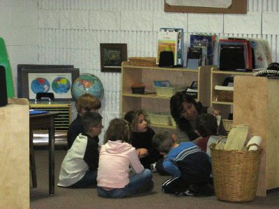 Preschoolers Learning Spanish in a Small Group